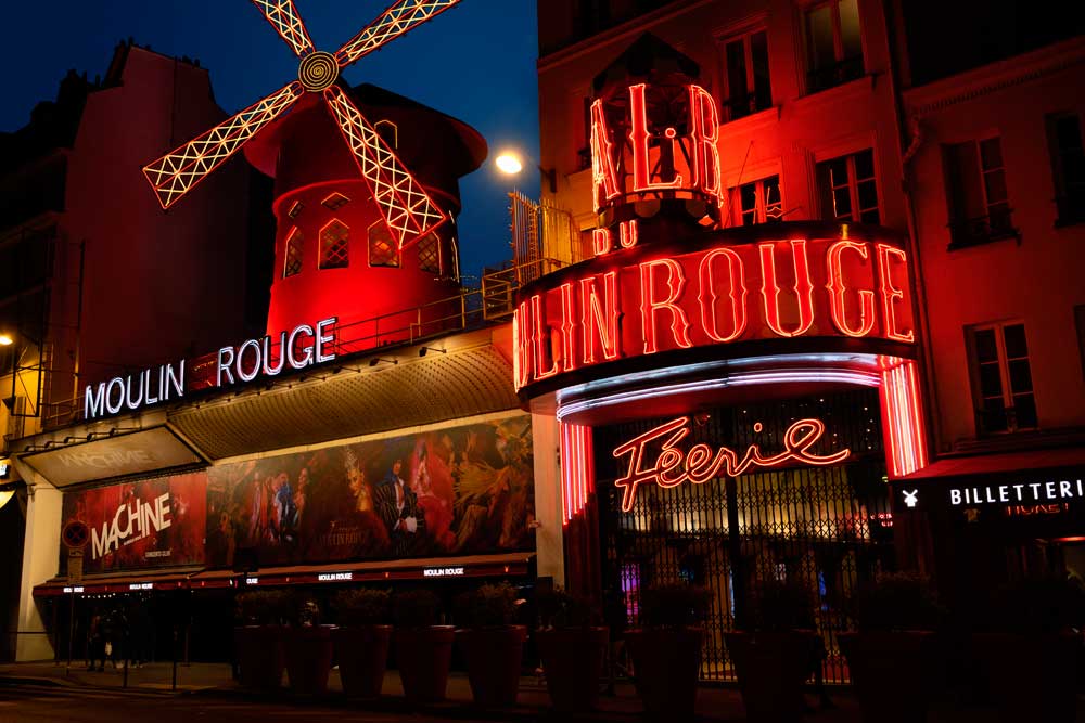 Ya puedes pasar una noche en el Moulin Rouge a través de Airbnb